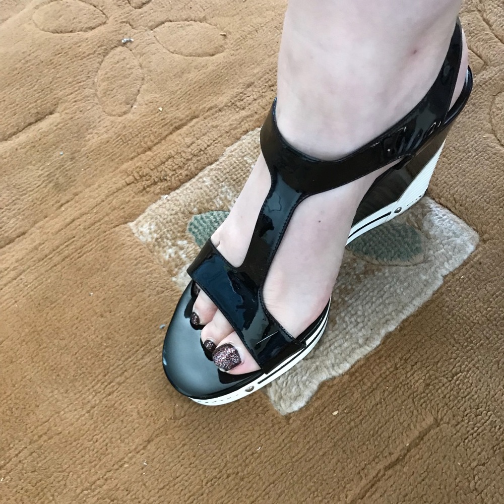 Black-and-white BCBG patent leather shoes